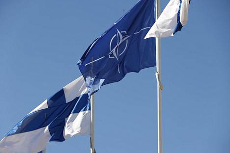 Suomen ja puolustusliitto Naton liput liehuivat Helsingissä 4. huhtikuuta, jolloin Suomi liittyi puolustusliiton täysjäseneksi. 