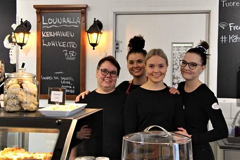 Kahvila Kodinsydämen yrittäjä Elina Honkamäki (vas.) on päättänyt myydä kahvilan.  Hänen kanssaan maaliskuussa 2020 poseerasivat työntekijät Johanna Honkamäki, Helmi Honkamäki ja Tiia.