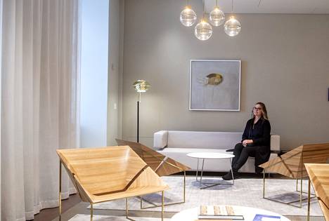 Kuraattori Marjo Heinon oma suosikkitila Merikasarmissa on tämä aula, johon on sijoitettu kaksi Pekka Hepoluhdan maalausta. Design-valaisimien ja maalauksen aiheen muoto ja värimaailma sopivat yhteen täydellisesti. Hepoluhta maalaa usein asetelmia, joissa on vain yksi esine, kuten kultalautanen.