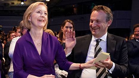 Liz Truss hymyili, kun konservatiivien puheenjohtajakisan tulokset julkaistiin maanantaina 5. syyskuuta. Trussin vierellä istui hänen puolisonsa Hugh O'Leary. 