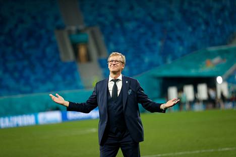 Suomen päävalmentaja Markku Kanerva katseli tyytyväisenä Krestovski-stadionin lehtereille, missä Suomen kannattajat antoivat aplodit omilleen.