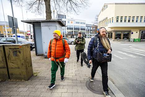 Toukokuussa 2022 Valkeakoskella kuvattiin jakso MTV:n Kuokkavieras Kataja -tv-sarjaan. Kuvausporukkaan kuuluivat Janne Kataja (vas), kuvaaja Hannu Pyyhtiä ja äänityksestä vastannut Sami Auru. Tässä kolmikko suuntaa Kauppatorilta Torikeskuksen K-Citymarketiin ostamaan grillauseväitä.