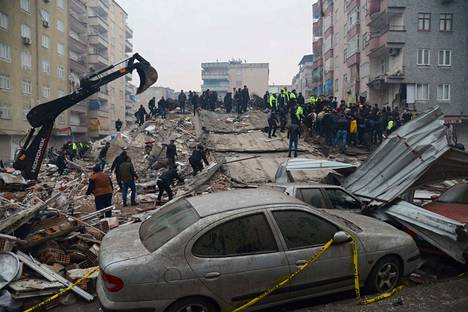 Maanjäristyksen pelastustöitä Turkin Diyarbakırissa maanantaina.