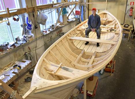 Toisin kuin Jalmari Ahlstenin fiskareissa, Timo Liimataisen rakentamassa veneessä tulee olemaan moottori. Sille on jo tehty alusta veneen keskivaiheille.