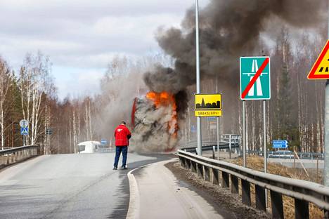 Linja-auto paloi rajusti Sääksjärven rampissa, katso video ja kuvat  paikalta - Pirkanmaa - Aamulehti