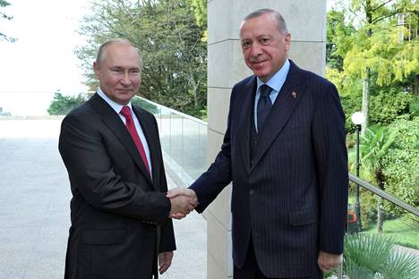 Vladimir Putin ja Recep Tayyip Erdoğan tapaavat toisensa tiistaina Iranissa. Kuva presidenttien tapaamisesta Venäjän Sochissa syyskuussa 2021.
