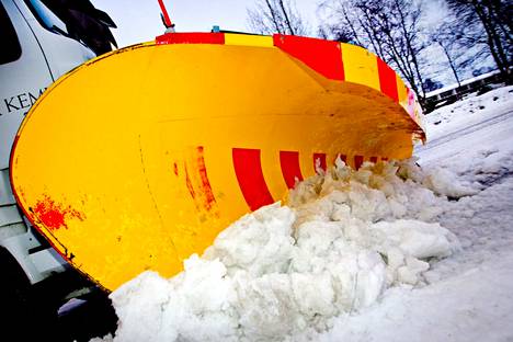 Aura-auton jättämät lumivallit pihaliittymiin kiristävät pinnaa. Kirjoittajan mukaan usein käy niin, että lumivalli ehtii jäätyä kivikovaksi, eikä sen poistaminen välttämättä enää kotikonstein onnistu.