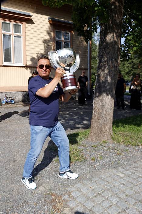 Ari-Pekka Selin toi heinäkuussa MM-pokaalin Porin Kyläsaareen. Tapahtuma oli hänelle tärkeä, eikä vähiten siksi, että hänen isänsä nukkui pois vain päivää aikaisemmin.