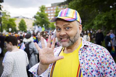 Jouko Enkelnotko oli tyytyväisillä mielin siitä, että tapahtuma kasvaa. Häntä ilahdutti, että pride-kulkue on voinut muuttua demonstratiivisesta mielenosoituksesta ilo-juhlaksi. 