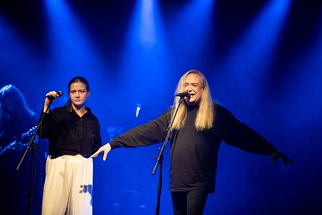 Jussi Hakulinen esiintyi Alaston kaupunki -konsertissa tyttärensä Ellinoora Hakulisen kanssa Porissa kesällä 2021.