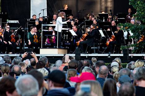 Tampere Filharmonia soitti viimeksi Sorsapuistossa Santtu-Matias Rouvalin johdolla vuonna 2019. Vuosi sitten konsertti siirrettiin sisätiloihin.