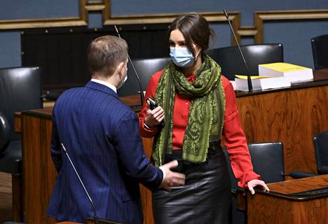Keskusta valitsi kansanedustaja Eeva Kalli aluevaltuustoryhmänsä puheenjohtajaksi Satakunnassa. Kalli ja Markus Lohi kuvattiin eduskunnan täysistunnossa tammikuussa.