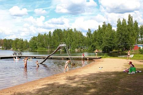 Venesjärven uimaranta oli täynnä uimareita heinäkuun alussa. 