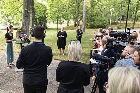 Pääministeri Sanna Marin vastasi toimittajien kysymyksiin Kesärannassa Helsingissä 19. elokuuta 2022.