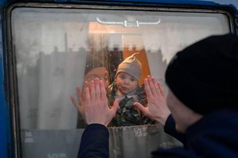 Ukrainalaismies hyvästeli perheensä rautatieasemalla Odessassa 9. maaliskuuta.
