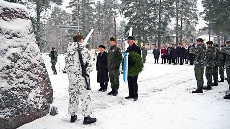 Talvisotaan lähdön muistomerkillä seppelettä laskemassa Kankaanpään sotaveteraaneista Anssi Joutsenlahti ja Jouko Uusitalo sekä Porin prikaatin apulaiskomentaja eversti Riku Suikkanen, keskellä.