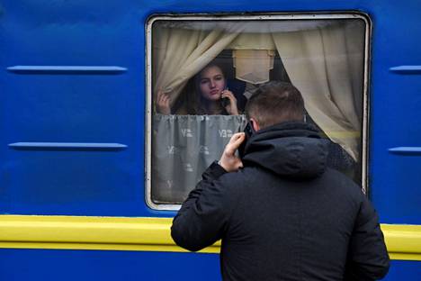 Pariskunta puhui toisilleen vielä puhelimen välityksellä Kiovan juna-asemalla 6. maaliskuuta. Miljoonat naiset ja lapset pakenivat Ukrainasta helmi–maaliskuun vaihteessa tänä vuonna.