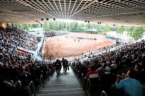 Miesten Itä–Länsi keräsi Kaupin stadionille lauantaina 3 285 katsojaa.