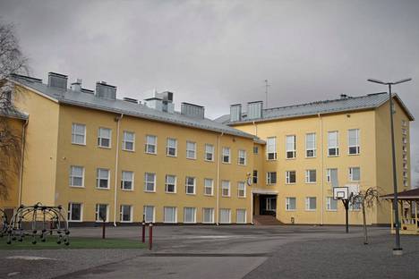 Kokemäellä aloittaa ensi syksynä yhtenäiskoulu, joka yhdistää Kokemäen yhteiskoulun, Tulkkilan koulun (kuvassa) ja Tuomaalan koulun. Yhtenäiskoulua johtaa yksi yhteinen rehtori.