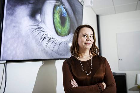 Tampereen yliopiston soluteknologian professori Heli Skottman kehittää kantasolujen ja biomateriaalien avulla keinoja palauttaa näkö sokeutuneeseen silmään.