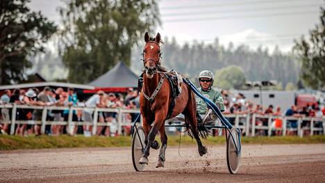 New Life Wheels ja Jämsästä kotoisin oleva Niko Jokela vuonna 2021 Jämsän Raveissa.