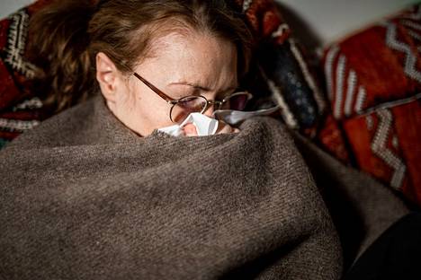 Omikronmuunnoksen aiheuttama koronatauti on valtaosalla sairastuneista lievä. Ylilääkäri Asko Järvinen vertaa rokotettujen, perusterveiden ihmisten oireita flunssaan.