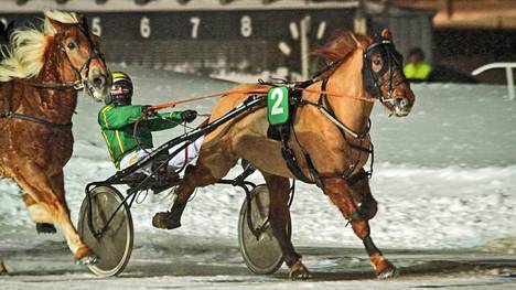 Jukka Torvinen sai tonnin täyteen. Kuvassa mies nappaa yhden voitoistaan Brameen rattailla talvella 2022.