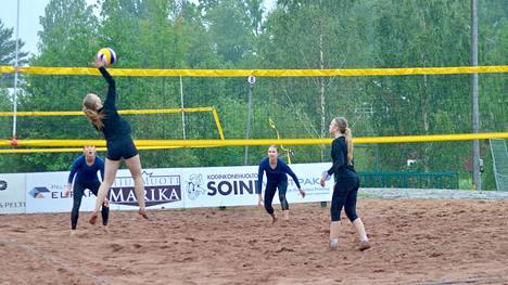 Etualalla pelaavat Ella Nieminen ja  Saana Jatkola urakoivat kolme turnausta neljään päivään