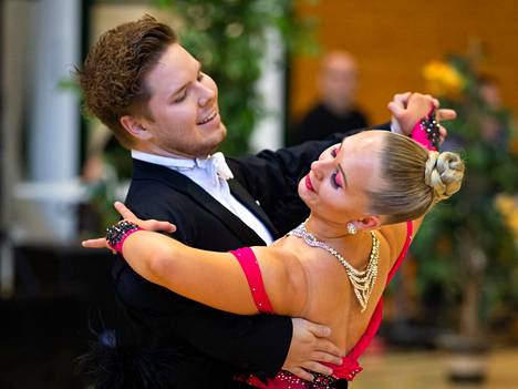 Porilaisen tanssiurheiluseuran Oikean Rytmin Elias Mako ja Assi Rusi sijoittuivat viidenneksi 10-tanssin SM-kisojen yleisessä sarjassa Salossa viikonloppuna.