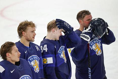 Mikko Rantanen (toinen vas.) ei ole huolissaan Leijonien avauspelin tappiosta. Kaapo Kakko irvisti vierellä pettymyksestä.