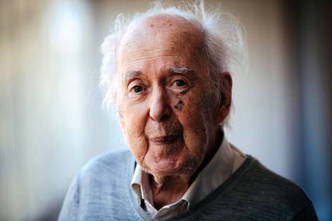 Ele Alenius on kuollut 97-vuotiaana. Alenius kuvattiin kotinsa parvekkeella Helsingissä kesäkuussa 2020. 