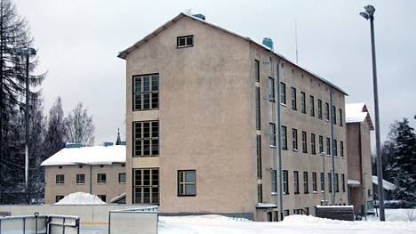 Vanha Sinervän koulukeskuksen alakoulurakennus Multialla on tyhjillään ja kylmillään sisällään paljon irtaimistoa, jolle ei ole käyttöä uudessa koulussa eikä muuallakaan kunnan toiminnoissa.