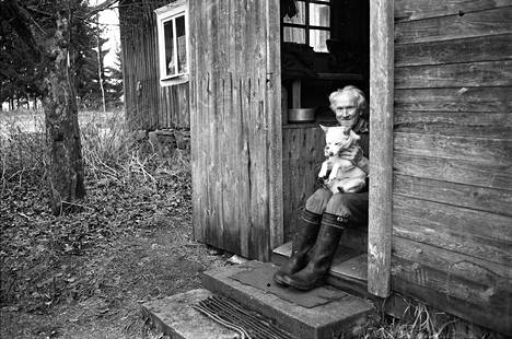 Munakarin veljeksistä, Martti ja Aarne Saarisesta, tehtiin juttuja valtakunnan mediaankin, kun TVO alkoi rakentaa ydinvoimaloita heidän kotisaarensa viereen. Kalastajat eivät suostuneet kotoaan lähtemään, vaikka Munakari on voimalan suoja-alueella. Lopulta he saivat elää kotonaan loppuun saakka. Martti kuoli 1978, Aarne (kuvassa) 1983.