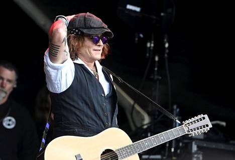 Muusikko-näyttelijä Johnny Depp esiintyi sunnuntaina Helsinki Blues Festivalilla Kaisaniemen puistossa. Depp esiintyi Suomessa viimeksi Hollywood Vampires -yhtyeensä kanssa neljä vuotta sitten.