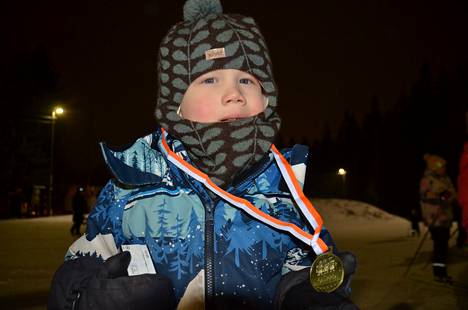 Veeti Hällfors ja ensimmäinen oma hiihtomitali.