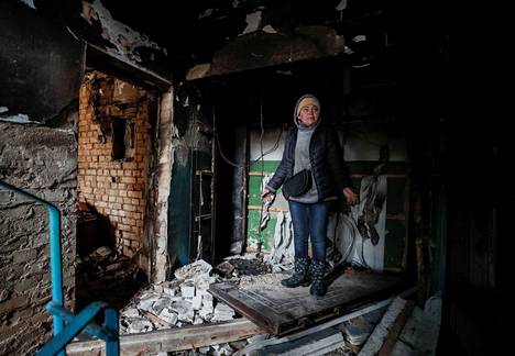 Olgaksi uutistoimisto Reutersin kuvaajalle esittäytynyt nainen seisoi keskellä sodan aiheuttamia tuhoja Borodjankan kaupungissa tiistaina 5. huhtikuuta. 