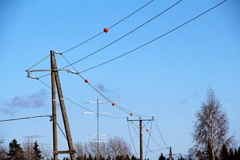 Kokemäen Sähkö asensi linnuille varoituspalloja viime keväänä Puurijärven pohjoispäässä. Linja ja pallot puretaan pois, kun uudet kaapelit on saatu kaivettua maan alle.