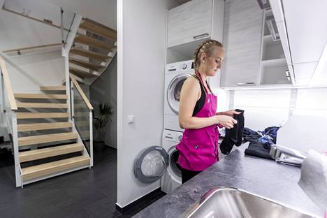 Auri Kananen, 28, on maailmankuulu siivooja Ylöjärveltä. Vierailimme hänen kodissaan.