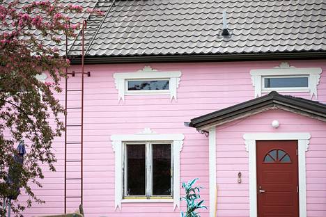 Vesilahdella sijaitseva vaaleanpunainen talo nousi otsikoihin, kun kunta vaati väriä muutettavaksi sakon uhalla. Nyt talo on maalattu ja maalin väri tarkistettu. Kuva on otettu talosta vuonna 2019.