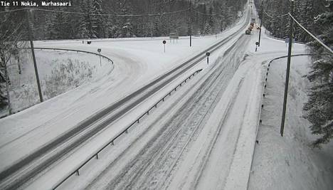 Murhasaaren kohdalla Porintiellä lunta oli tiellä enemmän kuin esimerkiksi Pitkänniemen kohdalla. Kuvakaappaus kelikamerasta.