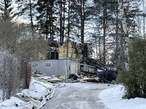 Omakotitalo paloi Kuuslammintiellä Hyvikkälässä lauantaina. Sunnuntaina palopaikalla näytti tältä.