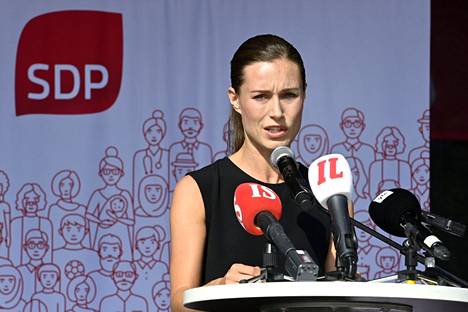 Pääministeri Sanna Marin puhumassa sosialidemokraattisen ministeriryhmän, ryhmäjohdon ja puoluehallituksen kesäkokouksen yhteydessä järjestetyssä yleisötilaisuudessa Lahdessa 24. elokuuta 2022. 