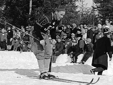 Kuvassa Veikko Hakulinen hiihtää Ounasvaaralla 1950-luvulla. 