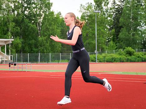 Ida Saarinen juoksi sadalla metrillä oman ennätyksensä 14,54 ja ponnisti korkeudessa tuloksen 150.
