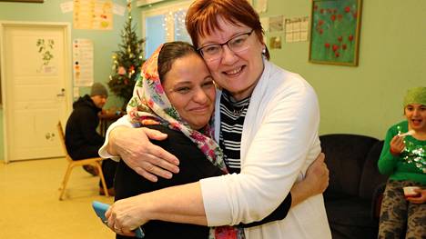 Luma Al-Doori ja Anne Lehtonen-Vinqvist ovat pysyneet hyvinä ystävinä. Anne pitää mielellään yhteyttä vanhoihin tuttuihin turvapaikanhakijoihin. Hänen omaan perheeseensä kuuluu kolme lasta ja viisi lastenlasta.