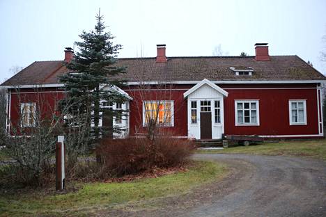 Tässä arkistokuvassa on Kasalan entinen kansakoulu, joka on yksi kirjoittajan pyöräretken kohteista.
