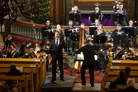 Basso Petri Lindroos lauloi solistina Pori Sinfoniettan joulukonsertissa. Äänen intensiteetti ja sävykkyys tekivät vaikutuksen.
