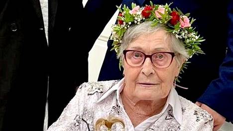 Satavuotispäiviään juhlinut Vieno Kuusijärvi sai syliinsä suvun nuorimman jäsenen, tyttären tyttären pojantyttären, 8 kuukauden ikäisen Isla Pohjanharjun.