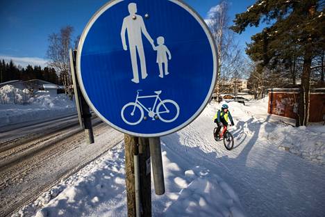 Pyöräteiden harjauksia aikaistetaan tänä keväänä Porissa ja Raumalla. Kuvituskuva.