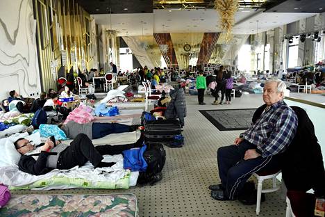 Romanian koillisnurkan Suceavassa hotellin juhlasali on otettu ukrainalaispakolaisten majoituskäyttöön. Kuva on otettu 20. maaliskuuta. YK:n pakolaisjärjestön mukaan noin 19 miljoonan asukkaan Romaniaan on tullut yli 600 000 ukrainalaispakolaista. 